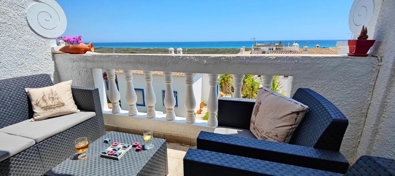 The Swallow'S Rest Beach House - Meia Praia ลากอส ภายนอก รูปภาพ